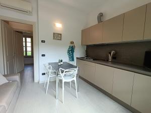 a kitchen with a table and chairs in a room at Appartamento al Feudo-piscina e parcheggio gratuito in Asti