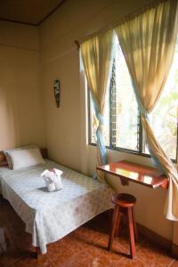 En eller flere senge i et værelse på Aloha Surf Nosara - Kahala Hui Cabins #4 + 50 billeder