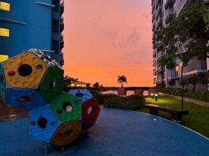 Herní místnost nebo prostor pro děti v ubytování Pretty 1BR with Balcony Facing Infinity Pool Manila Bay Sunset Near Airports Okada Solaire with Free Parking