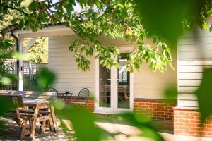un porche de una casa con mesa y sillas en Garden Villa, en Cambridge