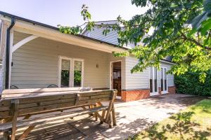 un banco frente a una casa en Garden Villa, en Cambridge