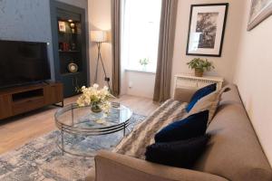 Μια τηλεόραση ή/και κέντρο ψυχαγωγίας στο Cosy 1-Bedroom Flat, Walk to Beaches