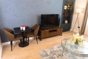 Μια τηλεόραση ή/και κέντρο ψυχαγωγίας στο Cosy 1-Bedroom Flat, Walk to Beaches