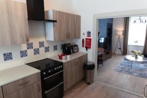 Η κουζίνα ή μικρή κουζίνα στο Cosy 1-Bedroom Flat, Walk to Beaches +3 φωτογραφίες