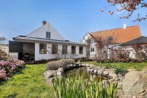 En have udenfor 5650-Svaneke-Brugsebakken-10