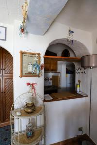 eine Küche mit Herd und Arbeitsplatte in der Unterkunft La Maison Bleue in Isola Rossa + 28 Fotos