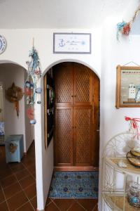 ein Flur mit einer Holztür in einem Haus in der Unterkunft La Maison Bleue in Isola Rossa