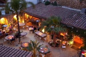 Restaurace v ubytování Rompeolas Chalet, 6 minutes walking to the beach