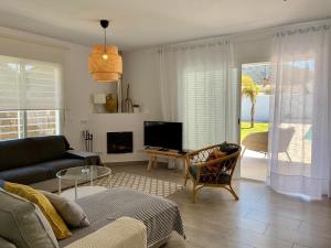 Posezení v ubytování Rompeolas Chalet, 6 minutes walking to the beach