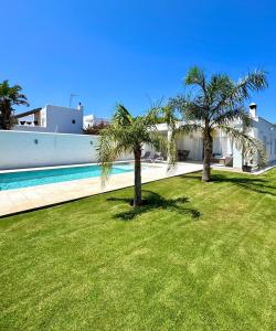 Bazén v ubytování Rompeolas Chalet, 6 minutes walking to the beach nebo v jeho okolí