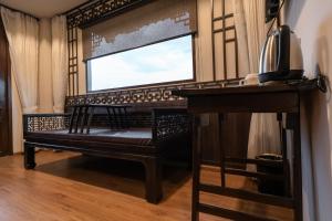 een bank in een kamer met een raam en een bureau bij Soultel โซลเทล in Khlong San +44 foto's