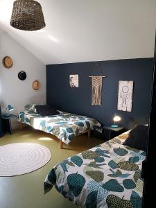 a bedroom with two beds and a basketball hoop at Gîte Le grand val in Lavastrie