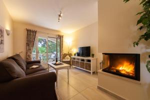 a living room with a couch and a fireplace at Luxuswohnung Sylt in Cala Ratjada