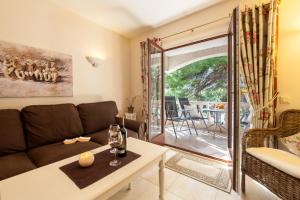 a living room with a couch and a table at Luxuswohnung Sylt in Cala Ratjada