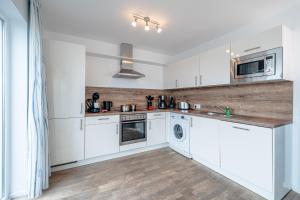 Kuchyň nebo kuchyňský kout v ubytování Maisonette Fewo Kapteins Lounge by Seeblick Ferien ORO, Rundum Wasser, 6Pers, Sauna, Kamin