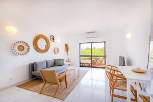 ein Wohnzimmer mit Sofa und Tisch in der Unterkunft Stunning Apartment By Dreamplaces in Caliços
