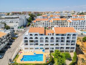 eine Luftaufnahme eines Gebäudes mit einem Swimmingpool in der Unterkunft Stunning Apartment By Dreamplaces in Caliços