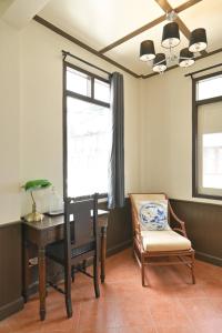 Habitación con escritorio, silla y ventana. en Casa Acero, en Bangkok