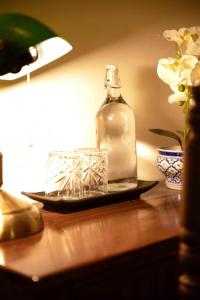 una botella de vidrio sobre una mesa en Casa Acero, en Bangkok 4 fotos más