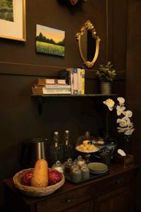 Una mesa con un cuenco de comida y un estante con libros. en Casa Acero, en Bangkok