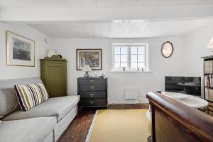 a living room with a couch and a table at 5580-Svaneke-Mor-Markers-Gaenge-13 in Svaneke