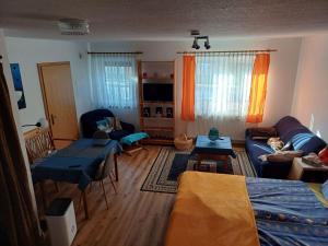 a living room with a couch and a table at Ferienwohnung-Sonnenschein-Tauberbischofsheim in Tauberbischofsheim