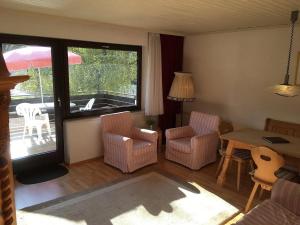 Coin salon dans l'établissement Ferienhaus Wieselweg im Feriendorf Reichenbach 16