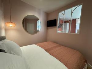 Postel nebo postele na pokoji v ubytování "Le rêve de Gaïa" Wifi, parking gratuit dans la rue