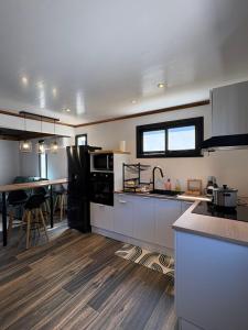 Una cocina o cocineta en Au Pied des Sources by K