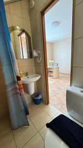 Ένα μπάνιο στο Hotel Rava-Ruska +54 φωτογραφίες