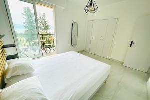 Katil atau katil-katil dalam bilik di Nice And Bright 60 M With Terrace View On The Sea