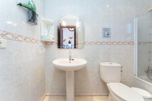 Un baño con lavabo, inodoro y espejo. en Vivelorural Los Tableros Agaete great terrace, en Agaete 45 fotos más