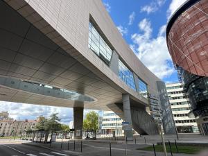 un edificio en una calle frente a un edificio en Bel appartement spacieux , lumineux, proche Dijon centre auditorium, en Dijon