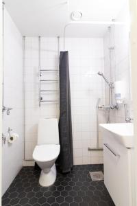 Ένα μπάνιο στο Forenom Serviced Apartments Helsinki Kristianinkatu +35 φωτογραφίες