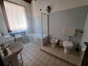 Ένα μπάνιο στο Monolocale Deluxe Anita +18 φωτογραφίες