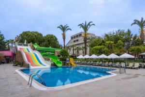 una piscina con uno scivolo d'acqua in un resort di Side Breeze Hotel a Side