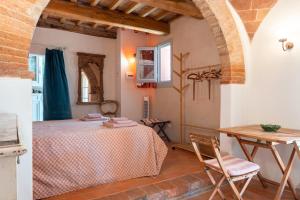 a room with a table and a table and chairs at Casa Ezio Marchi in Sinalunga