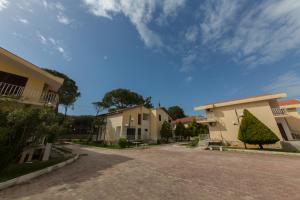 格勒姆Kolaveri Resort的砖路上的一排房子