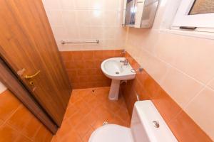 格勒姆Kolaveri Resort的带马桶和水槽的小浴室