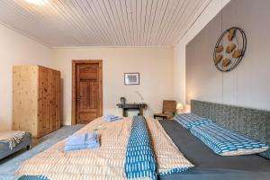 Un dormitorio con una cama con almohadas azules. en Denkerhof Apartment Sabbatical, en Reußenköge