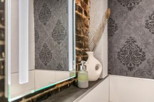 baño con ventana y jarrón en un estante en Denkerhof Apartment Sabbatical, en Reußenköge 8 fotos más