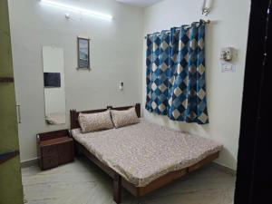 een kleine slaapkamer met een bed in een kamer bij 3BHK Flat Rudrashakti Enclave Nagpur in Nagpur
