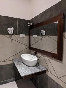 Gallery image of Eco Hotel Black & White - Anuradhapura in Mihintale