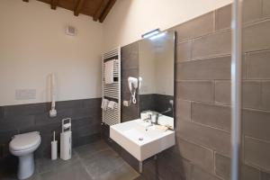 ピストイアにあるPistoia Nursery Campus - agriturismo in cittàの洗面台とトイレ付きのバスルーム +89枚の写真