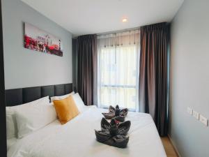 a bedroom with a bed with flowers on it at The base Central Pattaya 2 bedrooms in Pattaya Central +31 photos