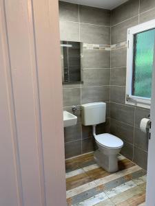 Koupelna v ubytování Holzhaus Devils Corner + 30 fotografií