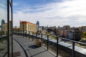 Un balcón con vista a una ciudad en Kaleo apartments - Hanza Tower 605, en Szczecin