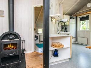eine Küche mit einem Holzofen im Zimmer in der Unterkunft Secluded Haven in Hvidbjerg - By Traum Ferienwohnungen in Egeskov