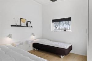 two beds in a room with white walls and a window at OH306-Hadsund-Ridestien-3 in Hadsund