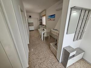 Habitación pequeña con mesa y espejo. en The White House, en Torre Suda